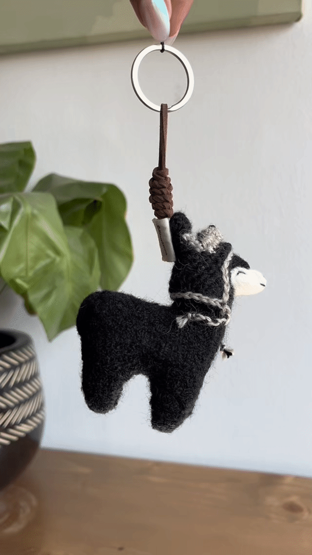 Llavero Alpaca Kusi (gorrito oso de ante ojos)